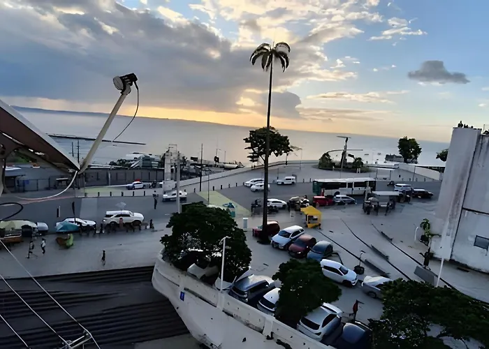 Aos Pes Do Poeta