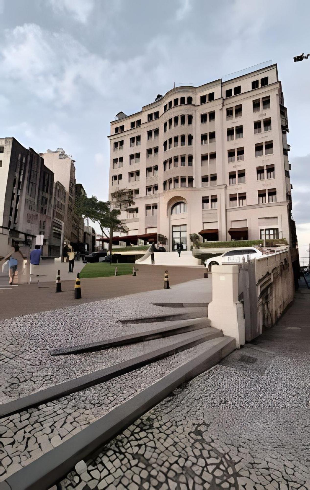Aos Pes Do Poeta Salvador